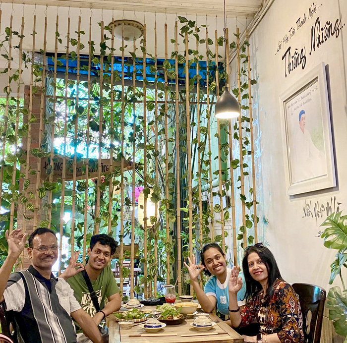 Khoảnh khắc du khách quốc tế ăn chay tại Nhà hàng chay Phương Mai.