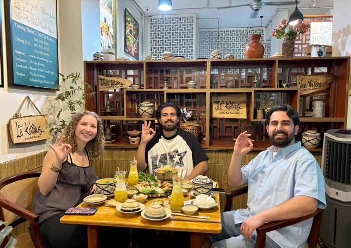 Du khách nước ngoài dùng bữa chay trong không gian Phương Mai.