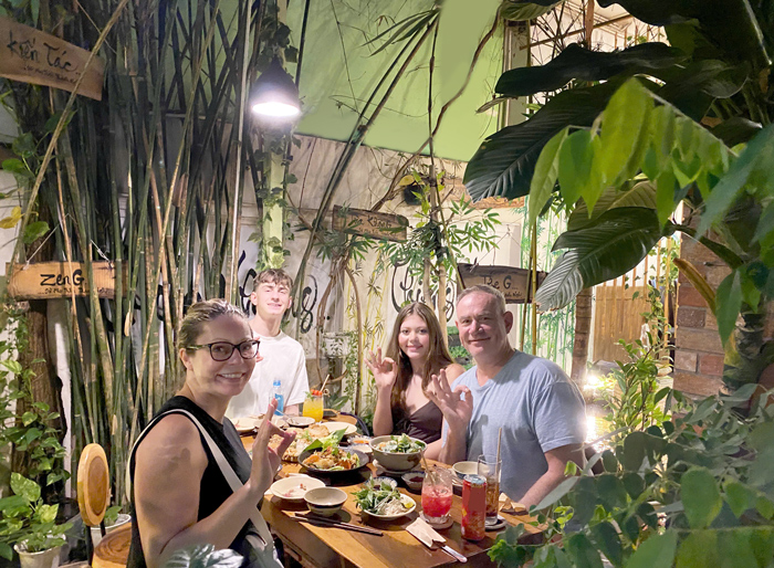 Du khách quốc tế dùng bữa chay tại Nhà hàng chay Phương Mai.