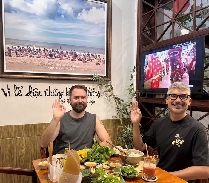 Bàn ăn chay đón khách quốc tế tại Nhà hàng chay Phương Mai.