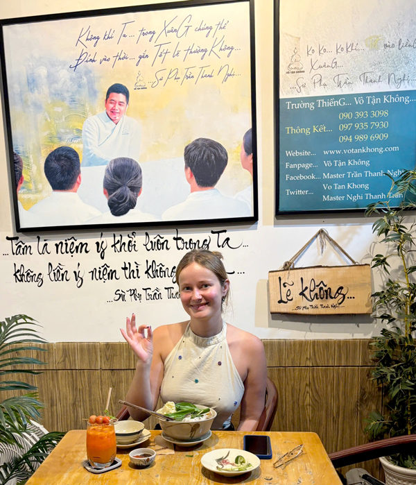 Khách quốc tế dùng bữa trong không gian chay Phương Mai.