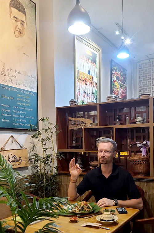 International diners satisfied with vegetarian food in District 1.