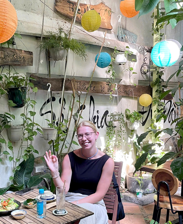 Du khách nước ngoài thưởng thức ẩm thực chay Việt tại Nhà hàng chay Phương Mai trong không gian ấm cúng và thanh tịnh.