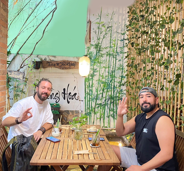 Du khách nước ngoài khám phá món chay Việt tại Phương Mai.