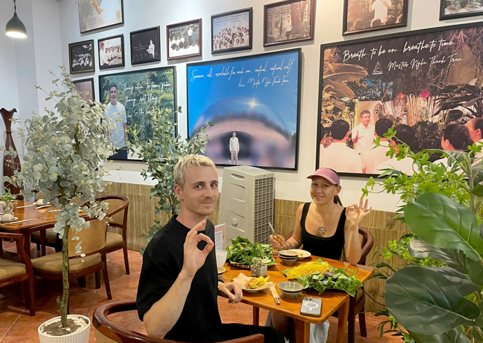 Bàn ăn chay có du khách nước ngoài tại Phương Mai.