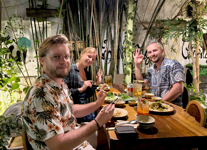 Du khách nước ngoài dừng chân ăn chay tại Phương Mai.