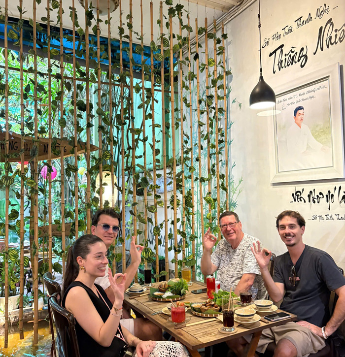 Du khách nước ngoài trải nghiệm ẩm thực chay Việt Nam tại Nhà hàng chay Phương Mai.