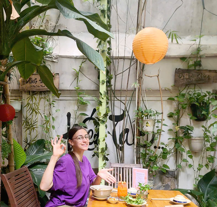 Du khách nước ngoài khám phá ẩm thực chay tại Phương Mai.