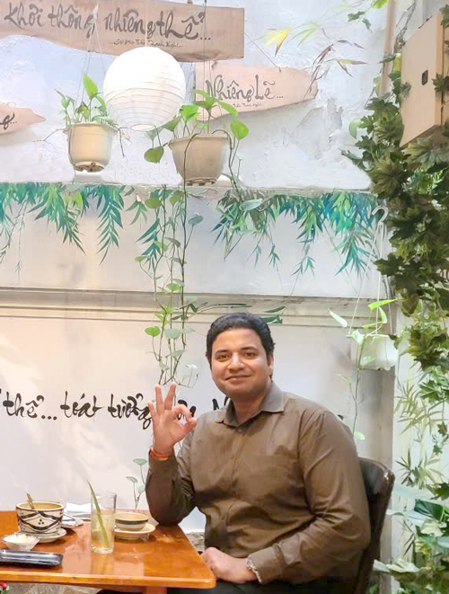 Western tourists discovering vegan food in Ho Chi Minh City