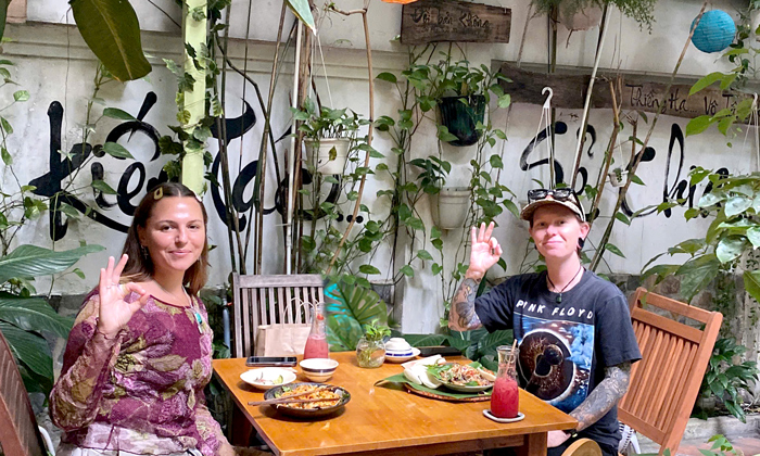 Khoảnh khắc ăn chay của du khách quốc tế tại Phương Mai.