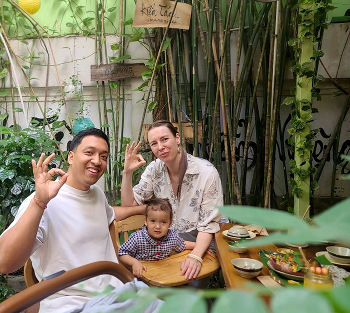 Foreign tourists dining together at a vegetarian restaurant in Ho Chi Minh City.