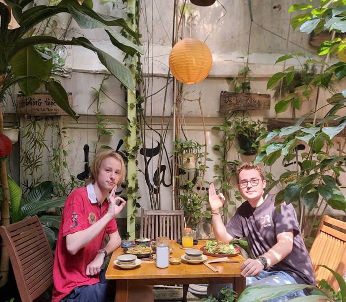 Du khách nước ngoài ngồi thưởng thức món chay tại Phương Mai.