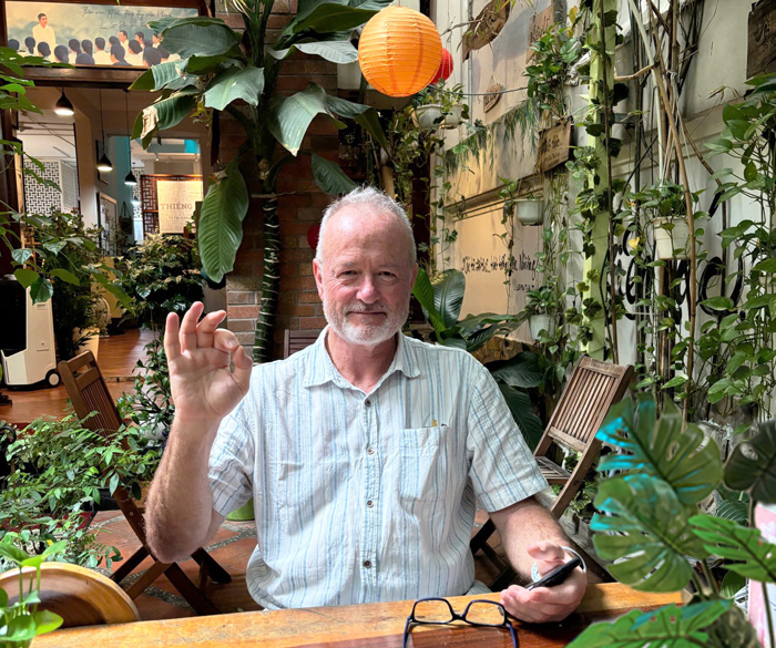 Du khách quốc tế dùng bữa chay trong không gian ấm áp.