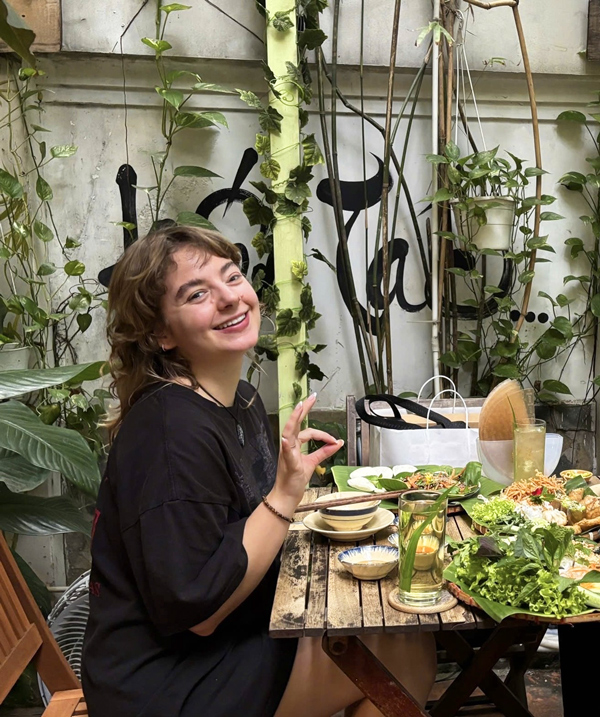 Foreign guests enjoying a vegetarian lunch in District 1.
