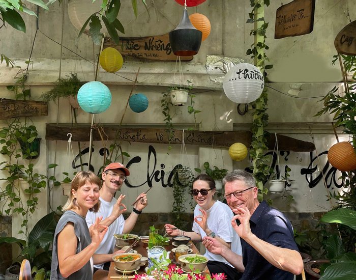 Khoảnh khắc dùng bữa chay của du khách quốc tế tại Phương Mai.