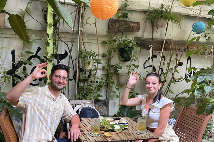 Nhà hàng chay Phương Mai đón tiếp du khách nước ngoài.