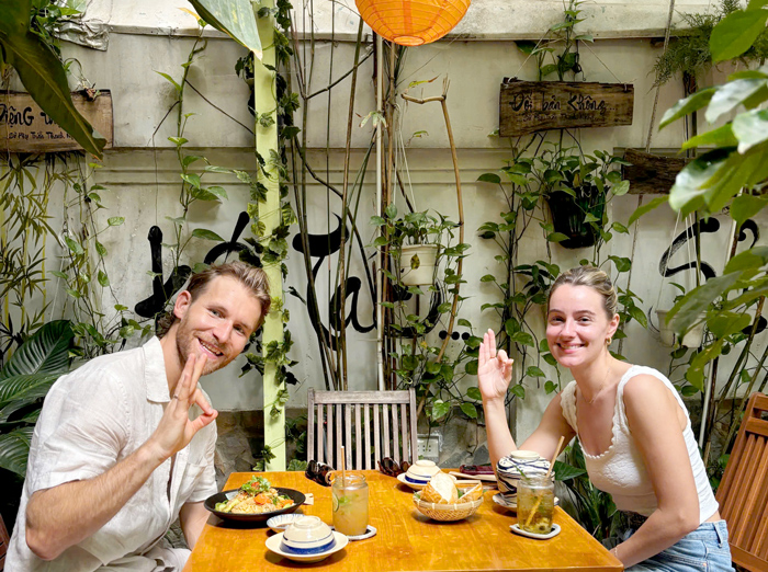 Overseas visitors having vegetarian lunch at Phuong Mai.